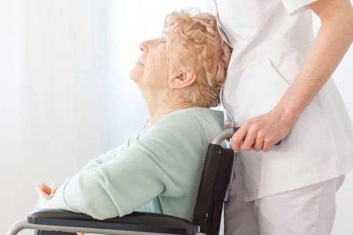 Zakażenie C. difficile to rosnący problem. Dr Cholewińska: w DPS-ach i oddziałach geriatrycznych brakuje izolatek